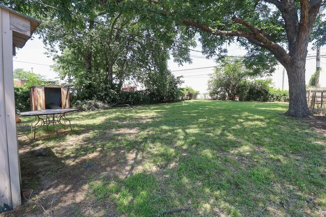 Building Photo - 1625 E 4th St