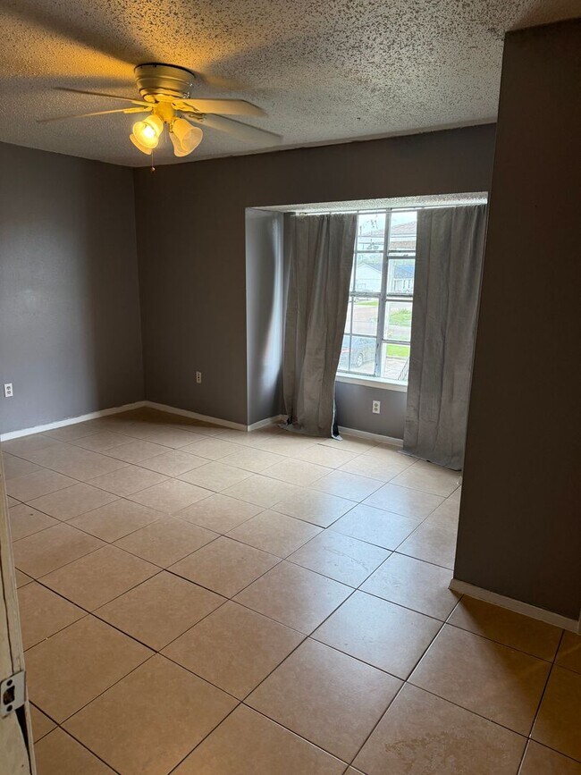 Building Photo - 8215 Skysail Ave