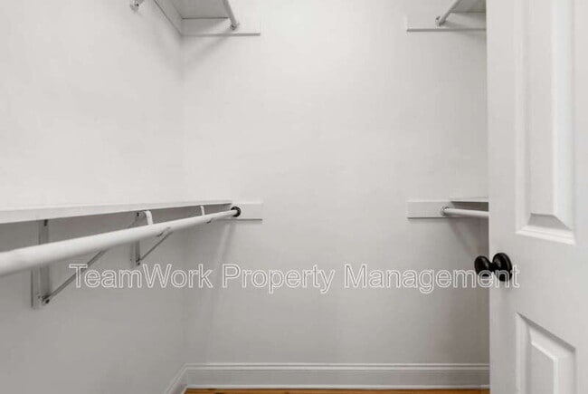 Building Photo - 1124 5th Ave