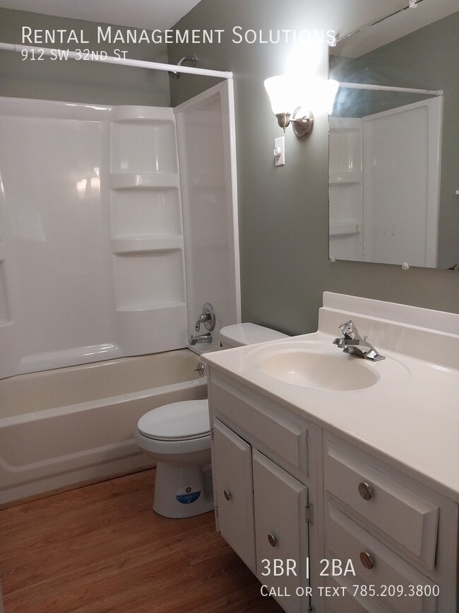Building Photo - *BONUS LIVING ROOM* 912 SW 32nd St- 3 BED/...