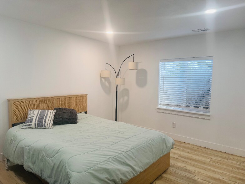 Building Photo - 952 S 1350 E