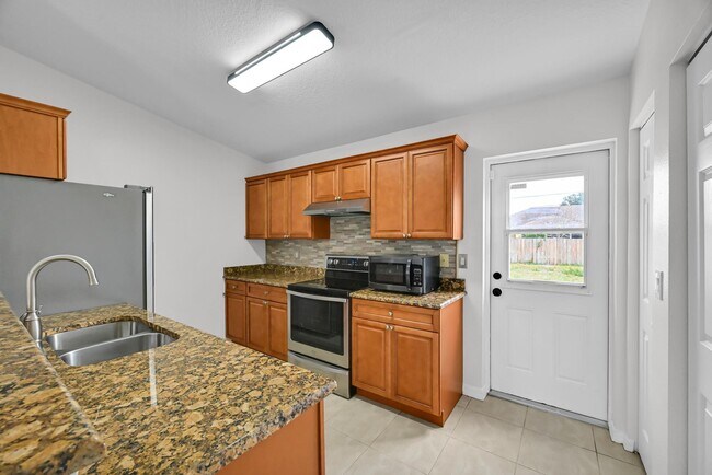 Building Photo - 726 SW Bond Rd