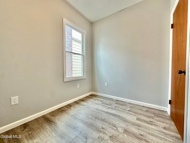 Building Photo - 37 High St