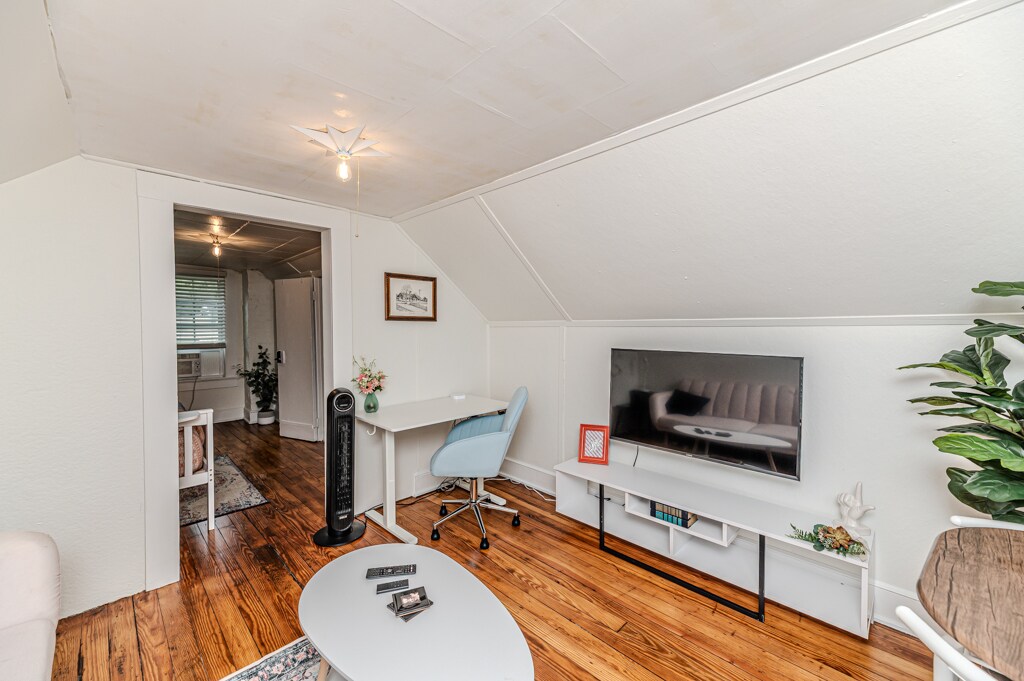 Building Photo - 508A W Chisholm St