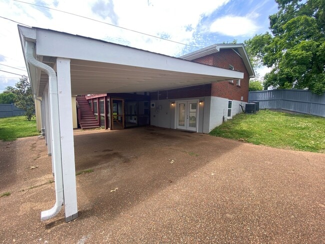 Building Photo - 615 Continental Dr
