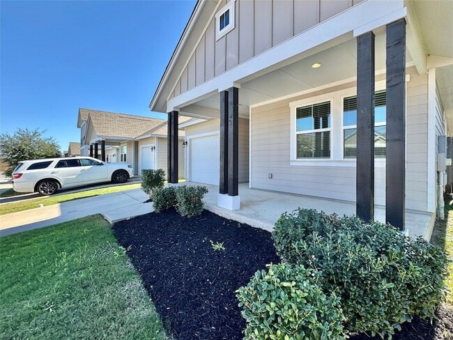 Building Photo - 320 La Escalera Dr