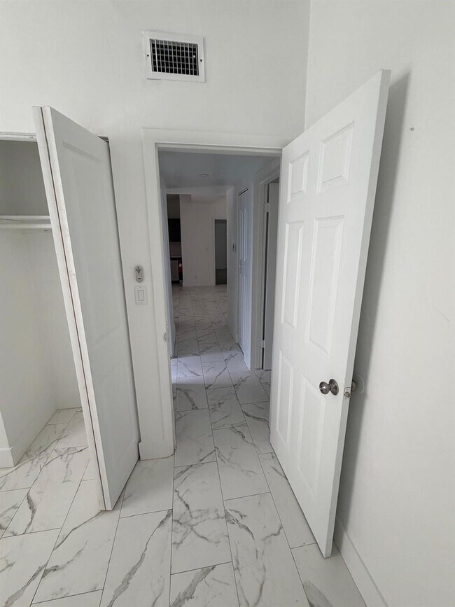 Building Photo - 4160 NE 15th Ave