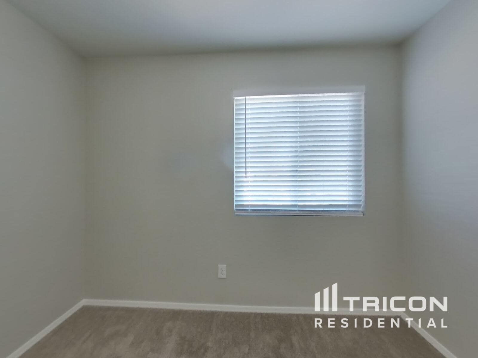 Building Photo - 1149 E Lakeview Dr