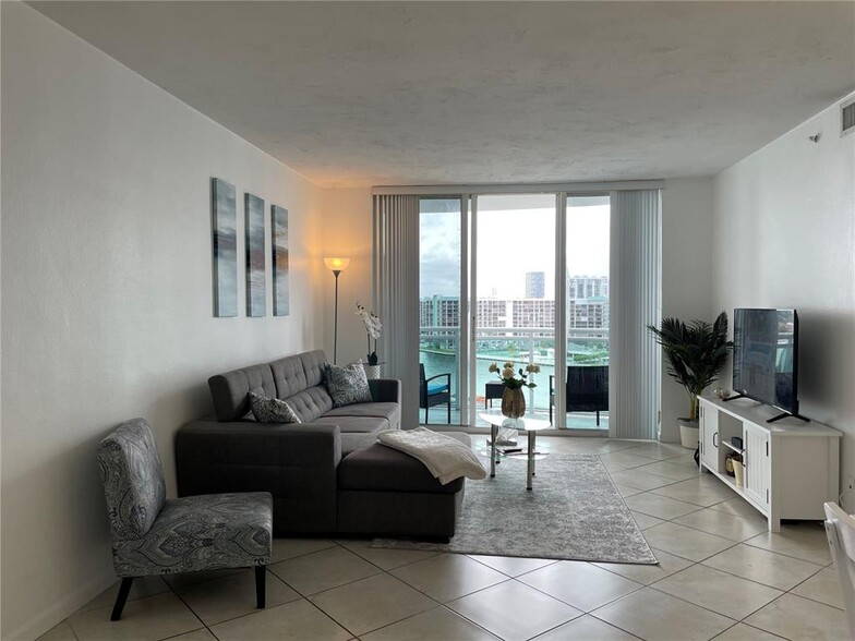 Building Photo - 3001 S Ocean Dr