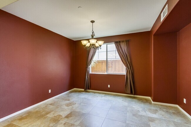 Building Photo - Beautiful Sky Ranch home with Spectacular Views!