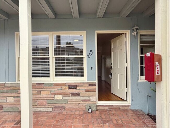 Building Photo - 2 bedroom 1 bath apartment in Downtown Monterey!