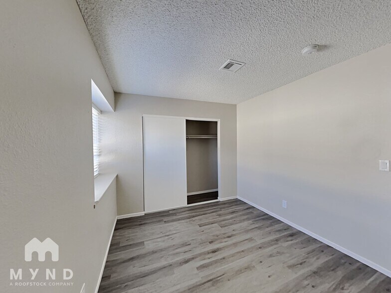 Building Photo - 6824 W Sheffield Dr