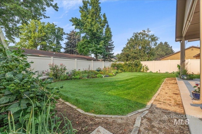 Building Photo - "Charming 3-Bedroom Home with 2 Full Baths in Boise's Sought-After West Dover Heights!"