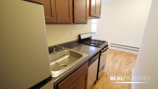 Building Photo - 818 W Diversey Pkwy