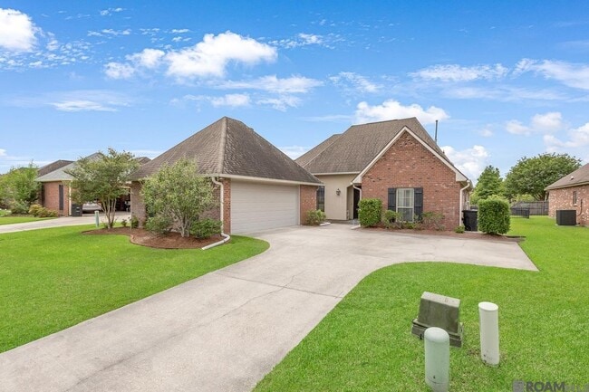 Building Photo - 10743 Hillbrook Ave