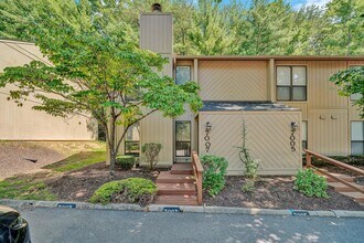 Building Photo - 7007 Oak Ct