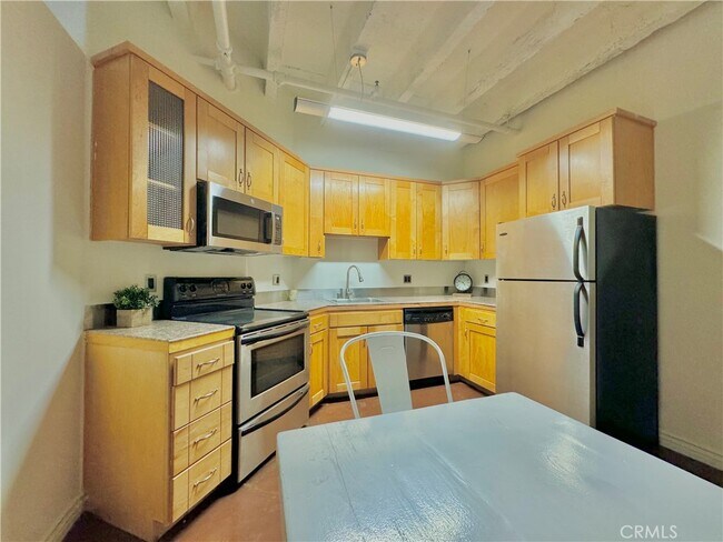 Building Photo - 312 W 5th St