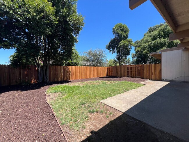Building Photo - Spacious 3 Bed 2 Bath Home