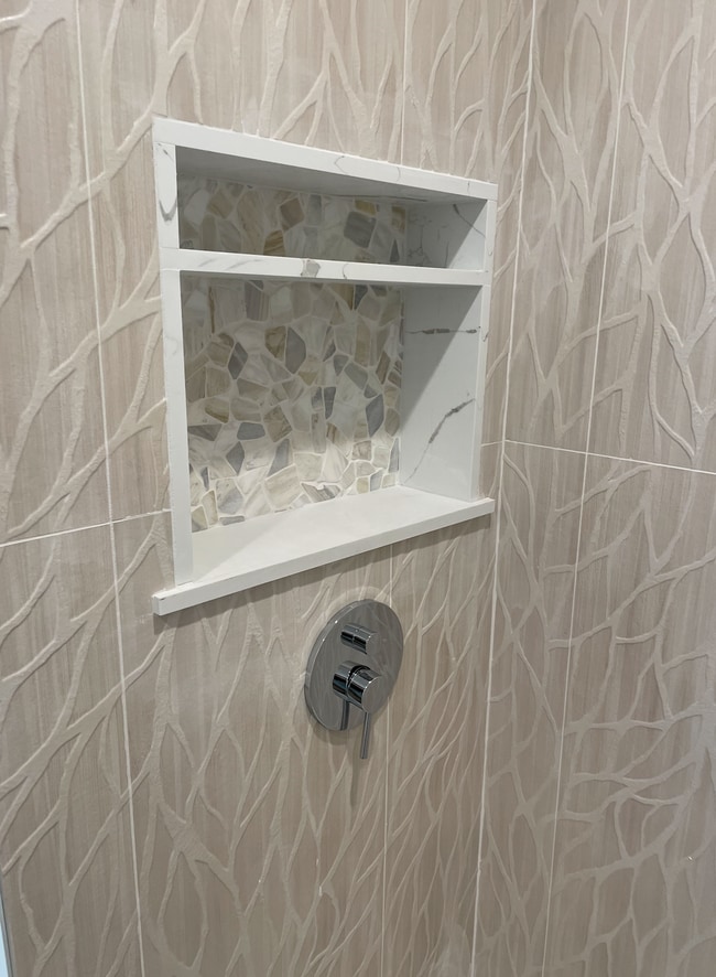 Building Photo - 1741 Granville Ave