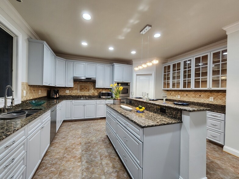 Building Photo - 6004 Columbia Pike