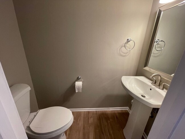 Building Photo - SW - Updated Townhome.  New Flooring, Just...
