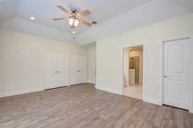 Building Photo - 10572 Twin Oak Dr