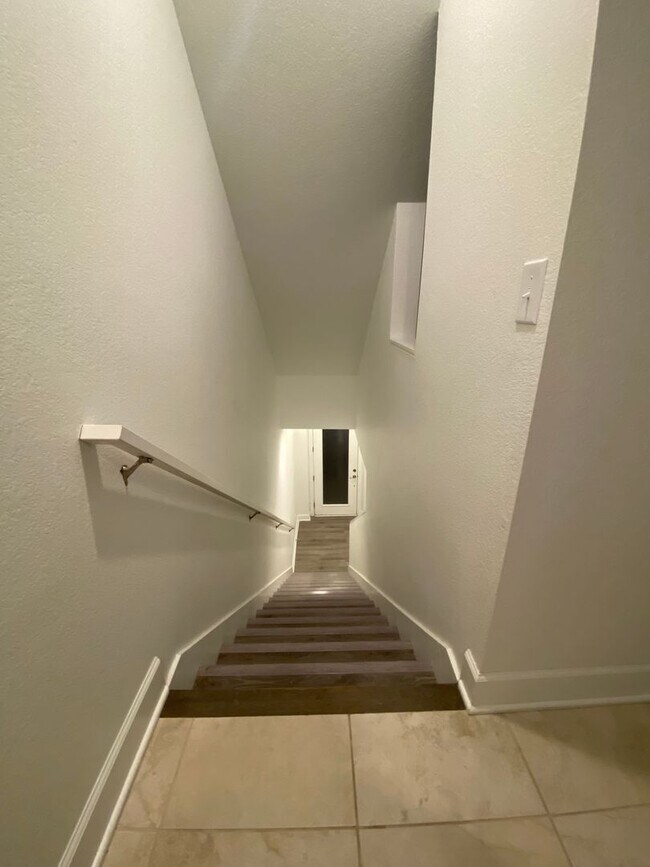 Building Photo - Luxury Townhome!