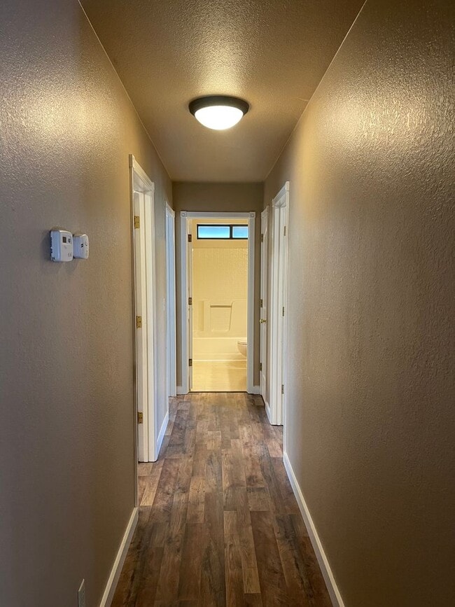 Building Photo - COUNTRY OAKS SUBDIVSION LARGE 3 BED 2 BATH...