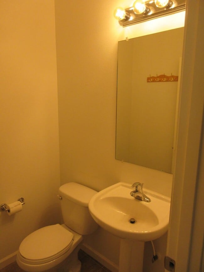Building Photo - Beautiful Three Bedroom in Silverton