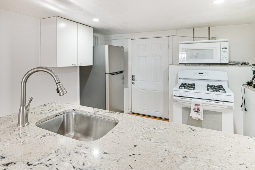 Building Photo - 815 Donata Rd