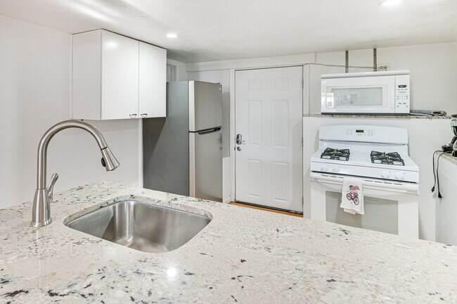 Building Photo - 815 Donata Rd