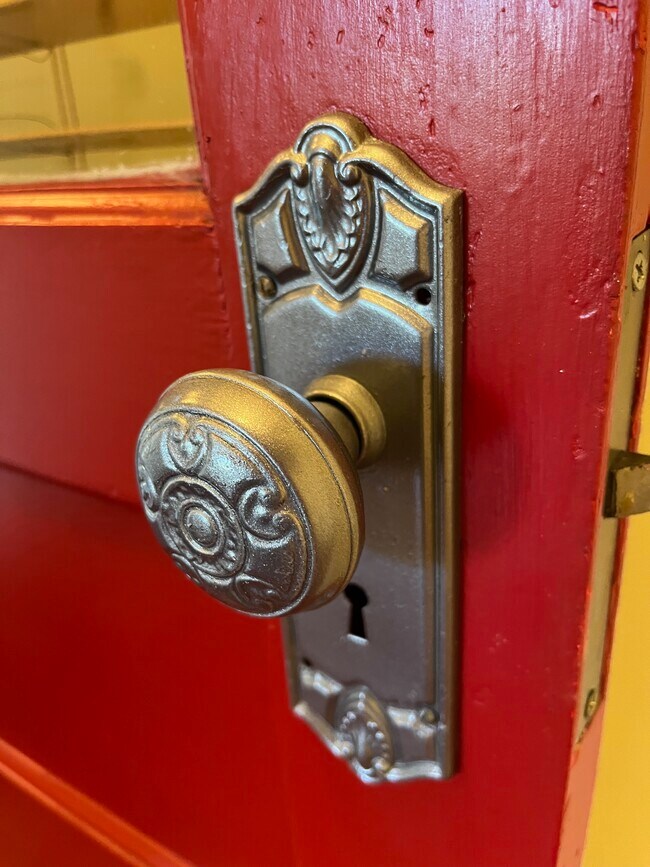 Building Photo - 135 E Ave 42