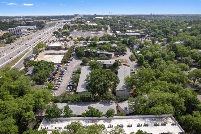 Building Photo - 1304 Mariposa Dr