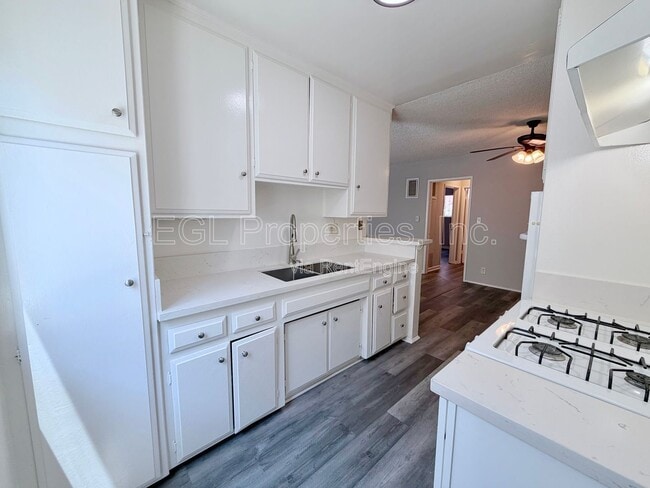 Building Photo - 362 N San Vicente Blvd