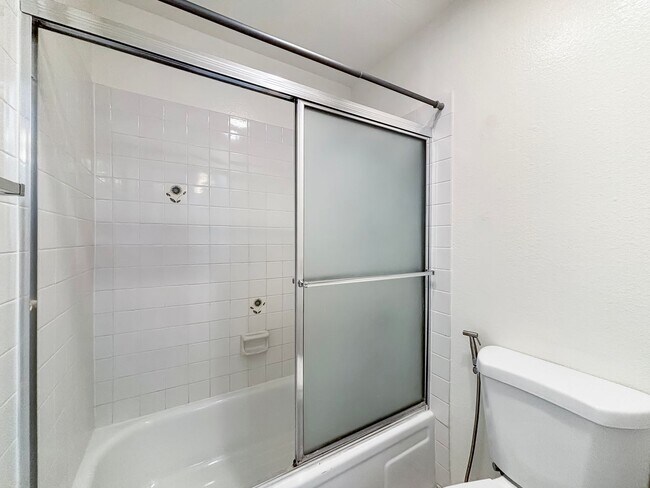 Building Photo - Charming 1BD/1BA Condo in University City ...
