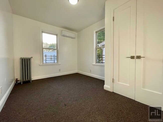 Building Photo - Newly Renovated, Beautiful 4 Bedroom Apt i...