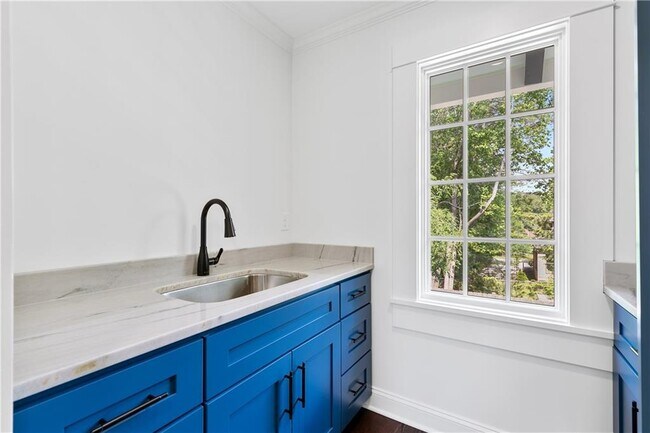 Building Photo - 1296 Hilton Dr