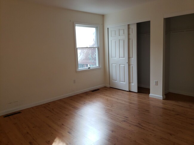 Building Photo - 3 Bedroom, 2 Bath, Sun room and 1 car gara...