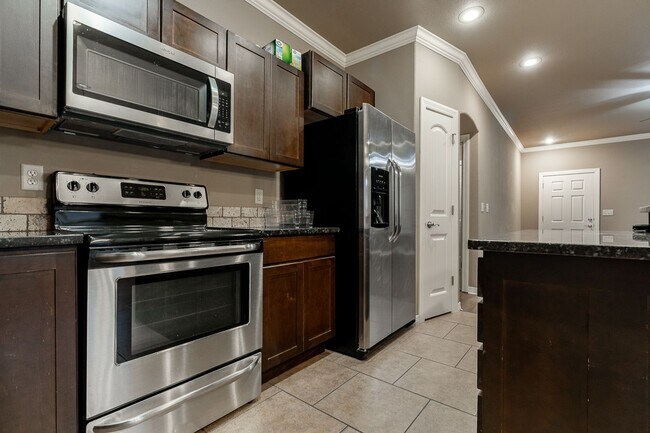 Building Photo - Beautiful 3-bedroom 2 bath Home in Fayetteville!! New Vinyl Plank Floors!