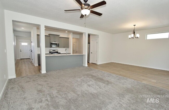 Building Photo - Gorgeous, Sparkling Clean Home, 15 Minutes...