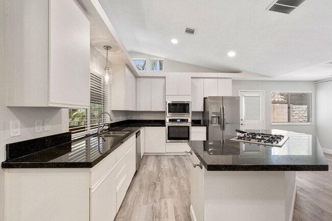 Building Photo - 39495 Regency Way