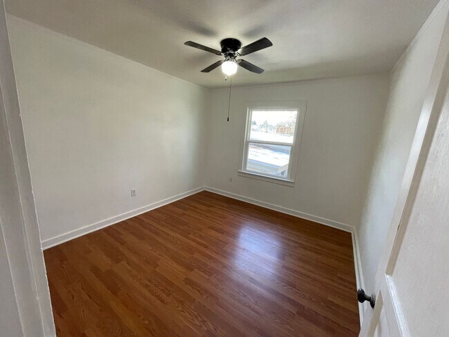Building Photo - 2/1 Duplex in Benton