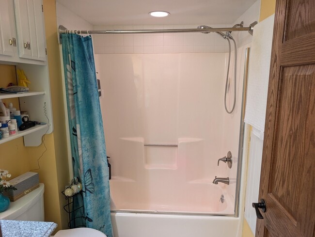 Building Photo - 607 Tamarack Dr W