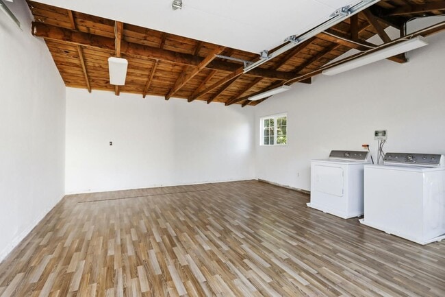 Building Photo - 954 Sunlite Dr