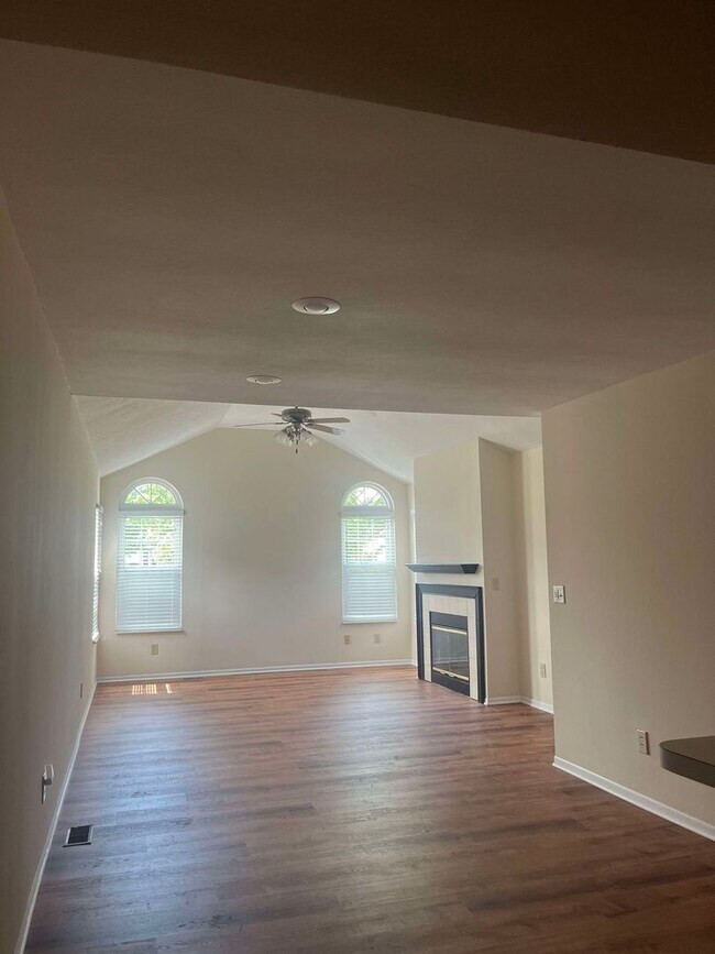 Building Photo - Updated and bright two bedroom condo