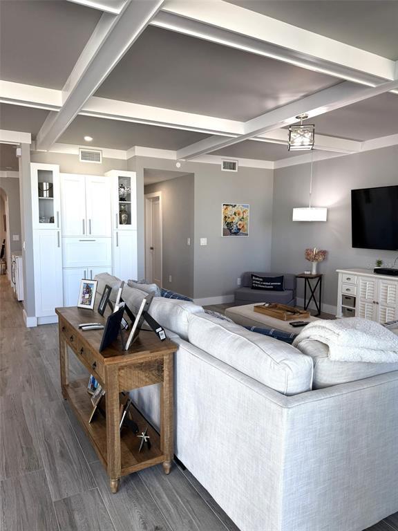 Building Photo - 1 Beach Dr SE