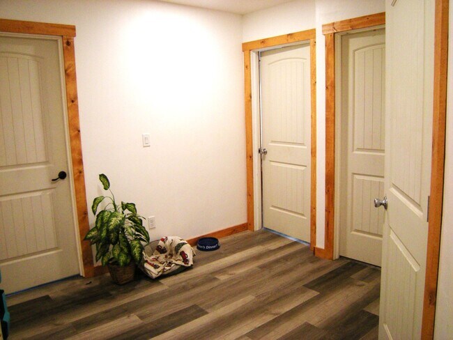 Building Photo - Townhome