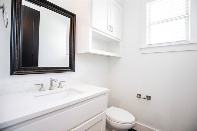 Building Photo - 3 S Castle Oaks Ct