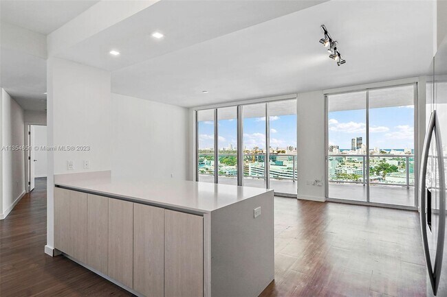 Building Photo - 1500 Bay Rd