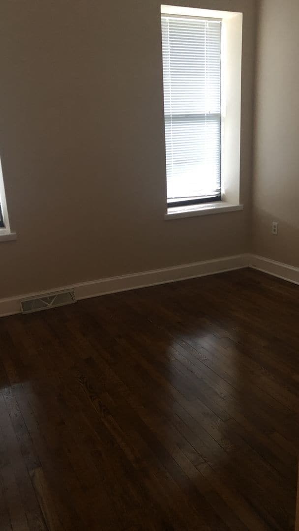 Building Photo - 811 N Van Buren St